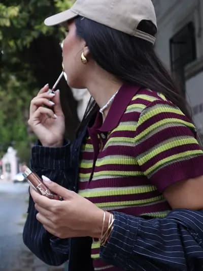 El lip combo también forma parte del outfit